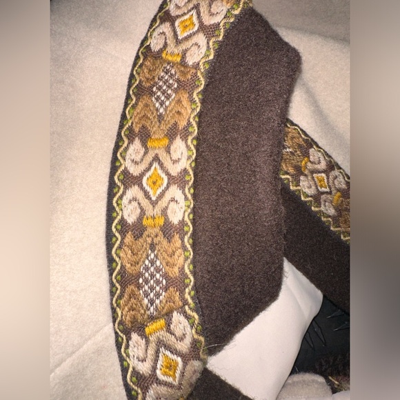 1970s Fringed Embroidered Cape in wool by A.S Evebofoss. - Picture 9 of 15